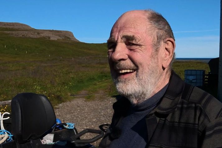 Vilhjálmur Þórðarson er einn fimm eigenda jarðarinnar Eiðis á Langanesi. Fjær sést í Heiðarfjall.