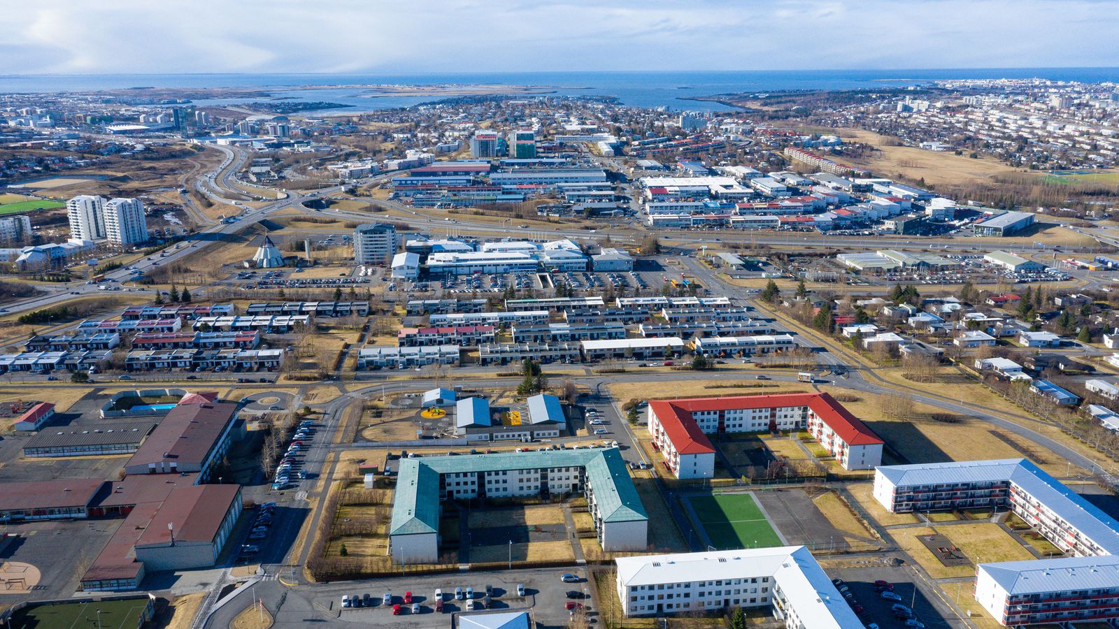 Bif­reið fjar­lægð með krana eftir að eldur kviknaði