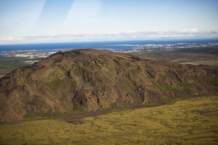 Lyklafellslína átti að fara yfir ósnortið hraun austan við Helgafell sem er vel sóttur útivistarstaður af íbúum höfuðborgarsvæðisins.