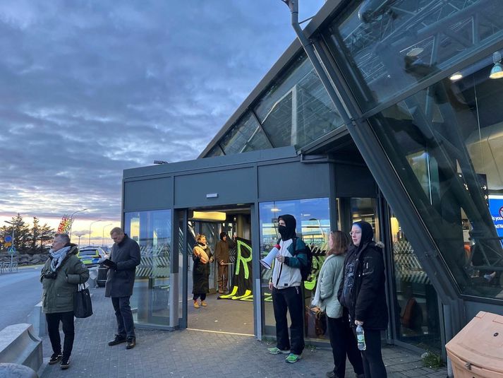 Hópur fólks mótmælti því nýlega þegar fjórir nígerískir ríkisborgarar, þar af þrjár konur sem eru þolendur mansals, voru flutt af landi brott í þvinguðum flutningi.