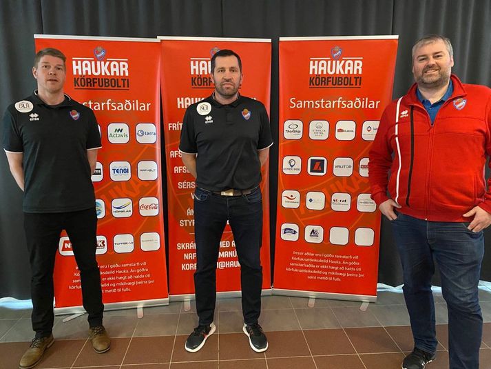 Ingvar Guðjónsson lengst til vinstri, Bjarni Magnússon fyrir miðri mynd og Bragi Magnússon til hægri en Bragi er formaður körfuknattleiksdeildar Hauka.