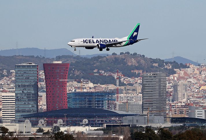 Icelandair  á að fljúga til Barcelona og Tenerife á mánudag. Ekki liggur fyrir hvort einhver töf verði eða flugi frestað vegna yfirvofandi verkfalls. 