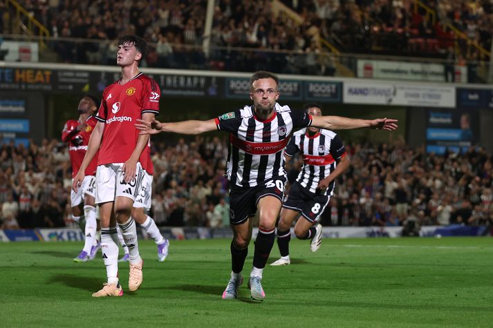 Charles Vernam fagnar marki sínu fyrir Grimsby Town í sigrinum á Manchester United í kvöld.