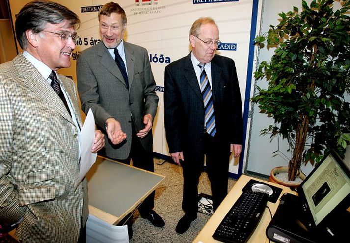 Forsíða Vísis á stafrænu formi.  Ritstjórar Fréttablaðsins, Þorsteinn Pálsson og Kári Jónasson, virða fyrir sér forsíðuna á fyrsta dagblaði Vísis á tölvuskjá, ásamt Þorsteini Hallgrímssyni. Dagblaðasafnið var áður í eigu Sveins R. Eyjólfssonar en hann hafði um áratugaskeið unnið ötullega að uppbyggingu safnsins. Stefnt er að því að koma því öllu á stafrænt form.