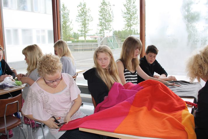 Ungmennin sjást hér búa til leikföng fyrir heimilislausa hunda