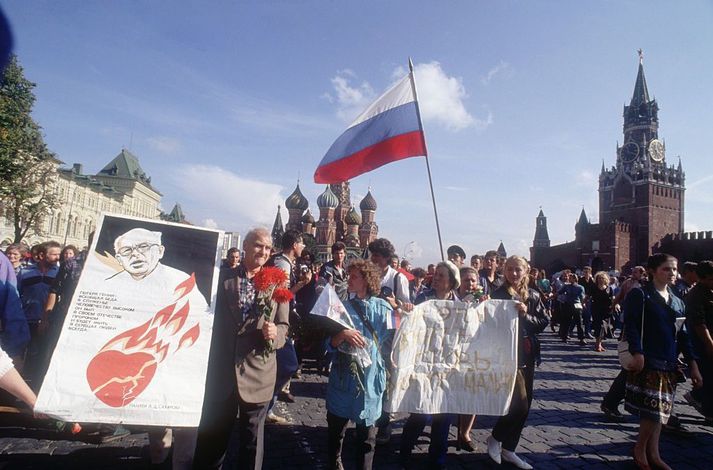 Fjöldi fólks safnaðist saman á Rauða torginu í Moskvu 18. ágúst 1991 til að mótmæla valdaránstilrauninni.