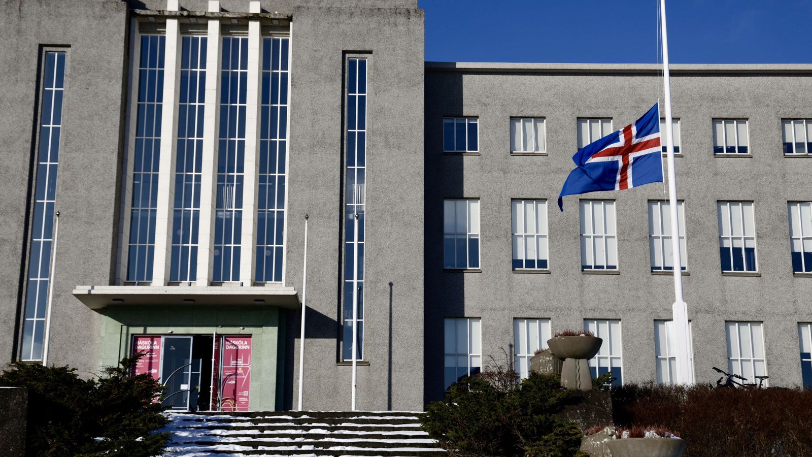 Krist­rún minnist Davíðs og víða flaggað í hálfa stöng