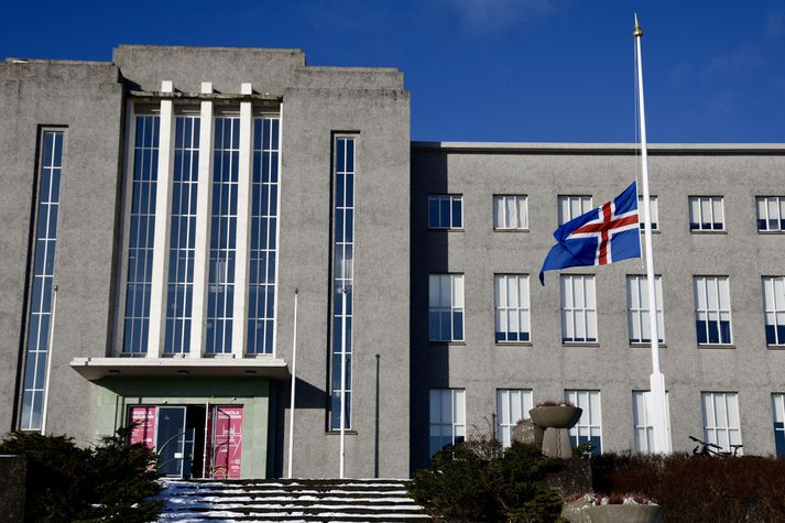 Flaggað í hálfa stöng við Háskóla Íslands. 