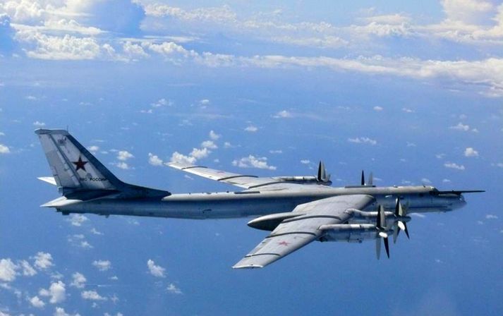 Rússnesk TU-95 sprengjuflugvél á flugi nærri Japan.