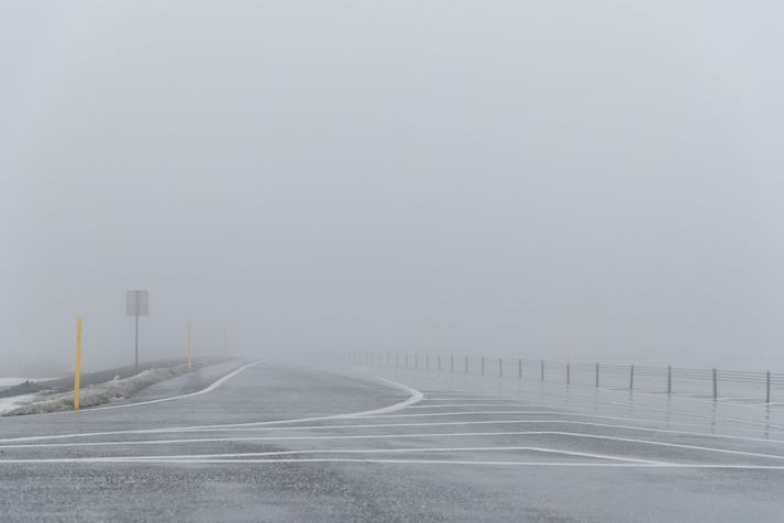 Það skellur á stormur og éljagangur á Suðurlandi núna upp úr klukkan 11 með tilheyrandi skafrenningi og slæmu skyggni á þjóðvegum.