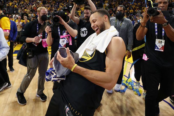Stephen Curry er kominn með Golden State Warriors í úrslit NBA-deildarinnar.