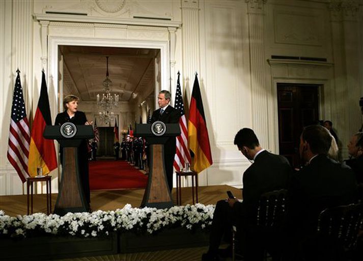 Merkel og Bush á blaðamannafundi.