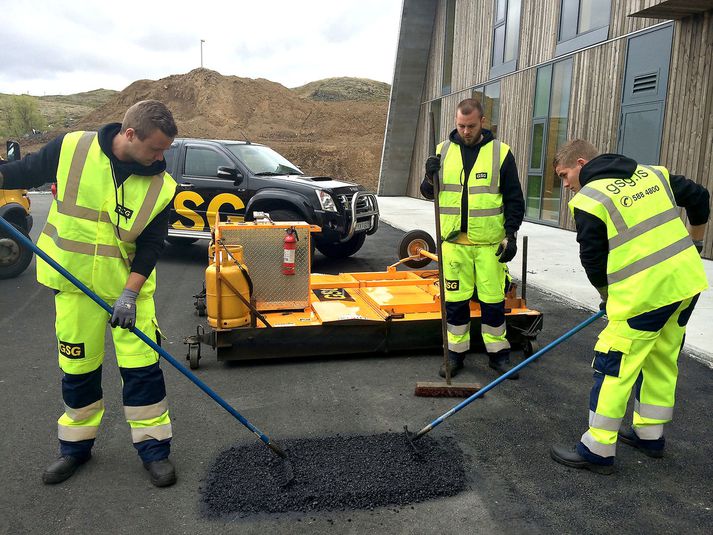 "Við notum svokallaðan gashlemm í viðgerðirnar en með honum getum við hitað upp malbikið í kringum skemmdirnar.“