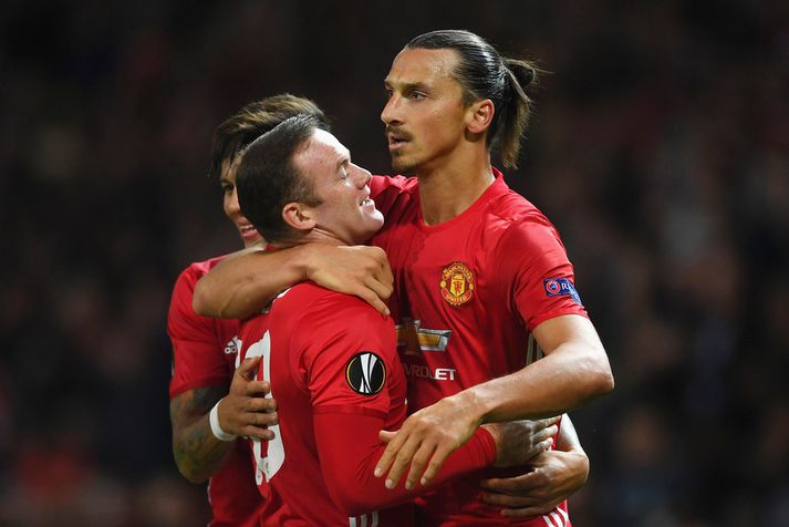 Zlatan Ibrahimovic fagnar með Wayne Rooney eftir markið í gærkvöldi.