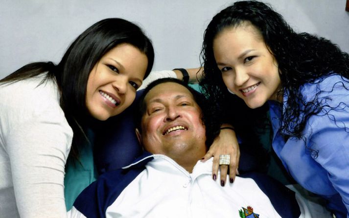 Chavez ásamt dætrum sínum tveimur eftir aðgerðina.