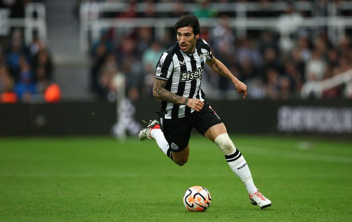 Sandro Tonali í leik með Newcastle United sem gæti spilað honum um helgina þrátt fyrir fréttir vikunnar.
