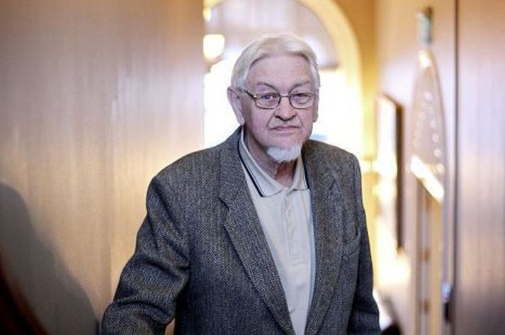 Ljóst er að orð skálda vega enn þungt á Íslandi. Hannes Pétursson hellir sér yfir Morgunblaðið og Ólaf Ragnar Grímsson vegna komandi þjóðaratkvæðagreiðslu og furðar sig á heiftinni sem honum þykir lita afstöðu þeirra.