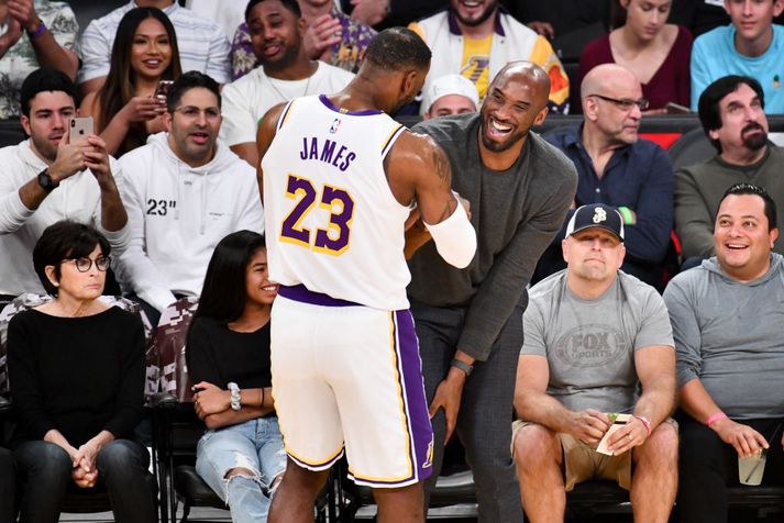 Gaman í Staples Center þessa dagana. Kobe Bryant var á meðal áhorfenda í nótt