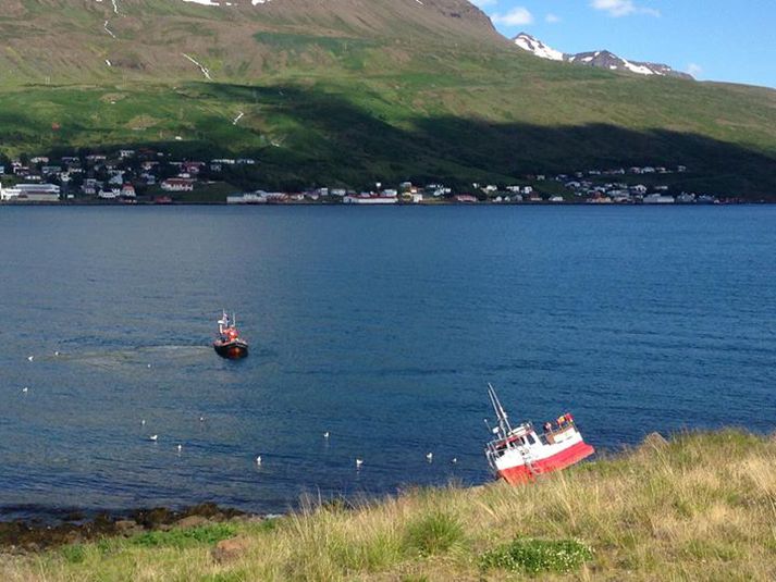 Meðlimir björgunarsveitarinnar Brimrúnar náðu trillunni af strandstað.