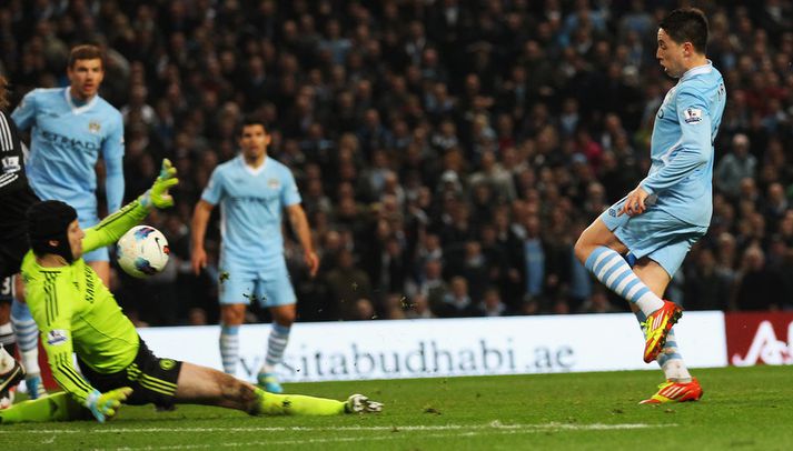 Samir Nasri skorar hér sigurmarkið í gær.