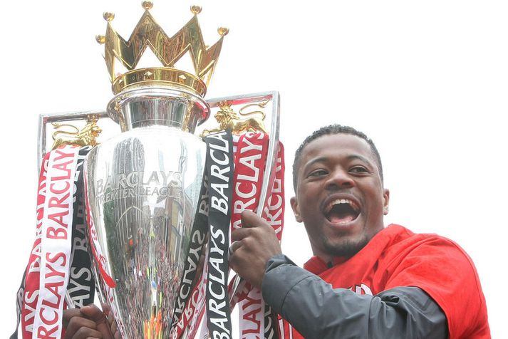 Patrice Evra með enska meistarabikarinn eftir sigur Manchester United í ensku úrvalsdeildinni vorið 2011.