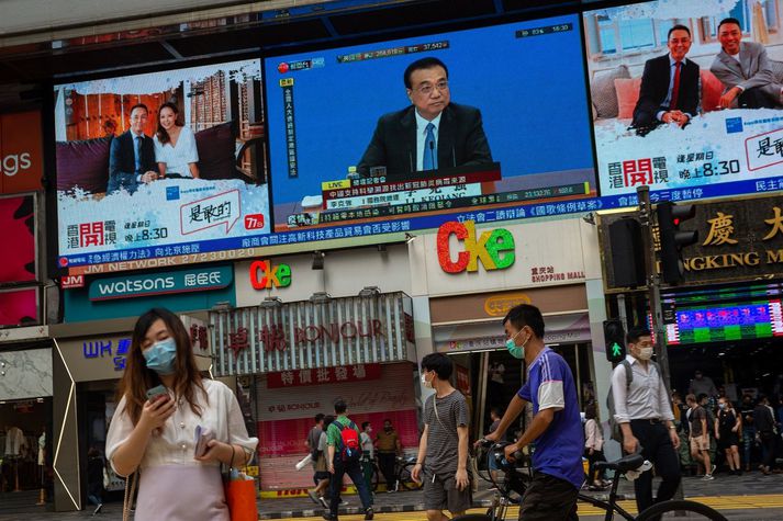 Li Keqiang forsætisráðherra Kína, á stórum sjónvarpsskjá í Hong Kong.