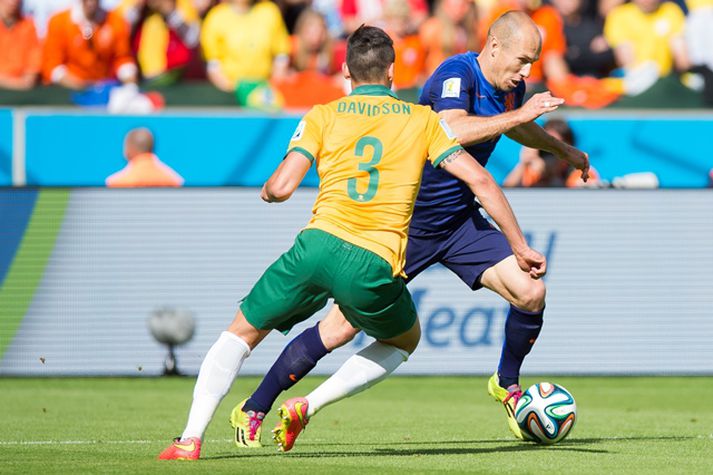 Jason Davidson reynir að stöðva Arjen Robben í leik Ástralíu og Hollands á HM.