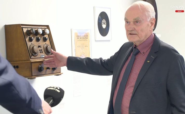 Sigurður Harðarson sýnir viðtæki sem hann áætlar að hafi kostað meira en bílverð á sínum tíma. Það var keypt til það landsins til að ná erlendum útvarpsstöðvum áður en fyrsta íslenska útvarpsstöðin hóf útsendingar.