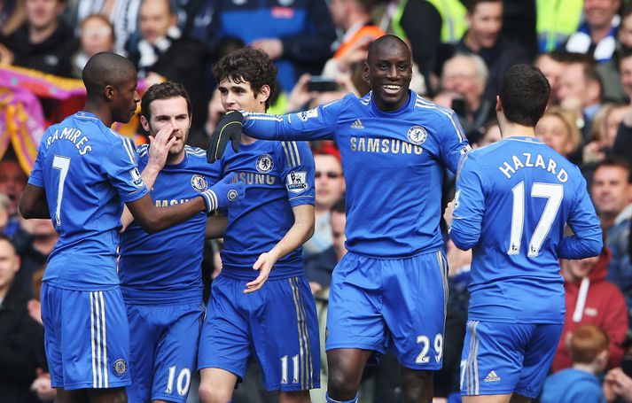 Demba Ba fagnar í leik með Chelsea.