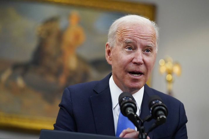 Joe Biden er sagður láta undan þrýstingi heima fyrir og á alþjóðavettvangi um að krefja Kínverja frekari svara um upptök kórónuveirufaraldursins.