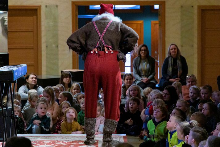 Jólasveinninn ræðir við börnin á Þjóðminjasafninu.