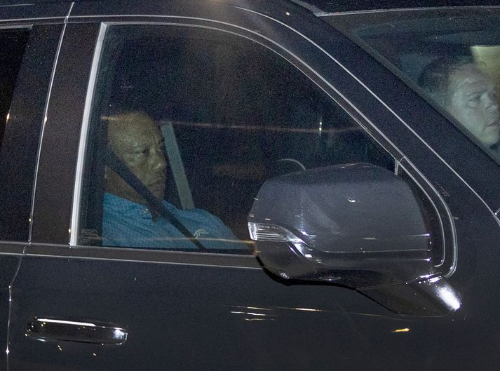 Tiger Woods var skömmustulegur þegar honum var ekið heim úr fangelsinu eftir að hann var handtekinn fyrir að aka undir áhrifum á föstudaginn var.