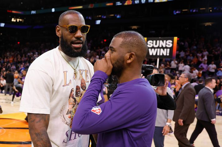 Lebron James og Chris Paul leggja hér á ráðin en þeir eru miklir vinir utan vallar.