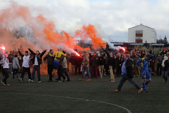 KV-menn fagna með blysum.