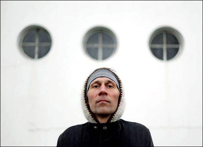 Einar Snorri hvetur fólk frekar til að borga fyrir góða ljósmynd af sjálfu sér en að kaupa nýjar gallabuxur.Fréttablaðið/valli