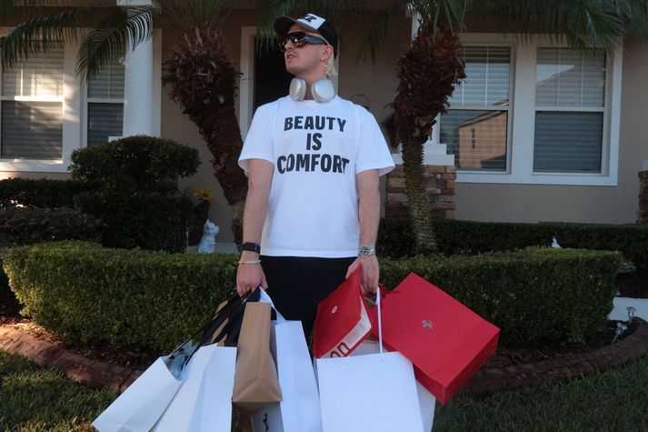 Legend ehf. nefnist nýja fyrirtæki Arons. Hann var fyrrum í danstvíeykinu ClubDub og rekur nú vörumerkið TakkTakk. Um þessar mundir kallar hann sig „AK Rizz“.