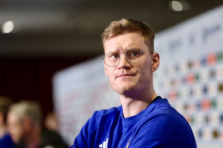 Ýmir Örn og félagar fá alvöru verkefni í kvöld að halda aftur af Svíunum.