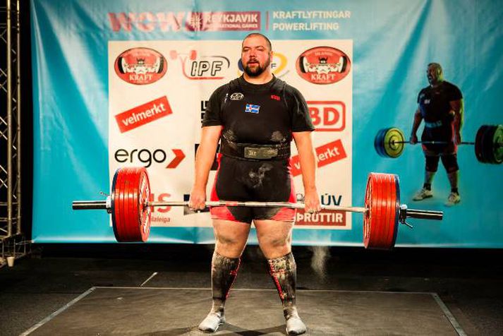 Júlían setti Evrópumet í réttstöðulyftu, +120 kg flokki.