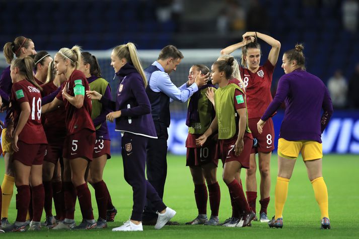 Phil Neville ræðir við Fran Kirby eftir leikinn gegn Argentínu.