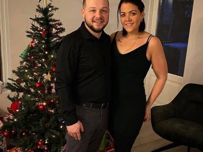Tomasz og Karen Bereza við jólatré á ánægjulegri stundu. Jólin eru í nokkurri óvissu enda Tomasz á sjúkrahúsi vegna heilahimnubólgu.