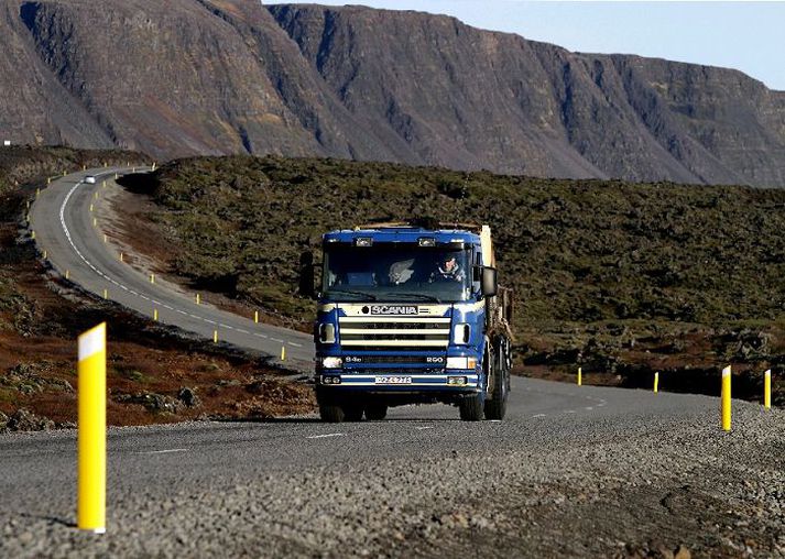 Suðurstrandarvegur Í desember þurftu björgunarsveitir að aðstoða fólk vegna snjóþyngsla á veginum, en ekki var reiknað með að ófærð yrði vandamál vegna legu vegarins.fréttablaðið/stefán