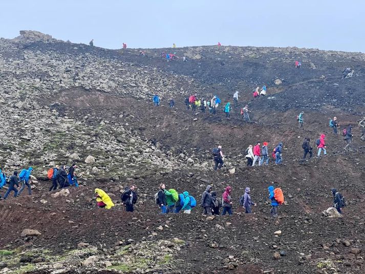 Fjöldi fólks hefur lagt leið sína að gosstöðvunum í dag, þrátt fyrir þoku og lélegt skyggni.