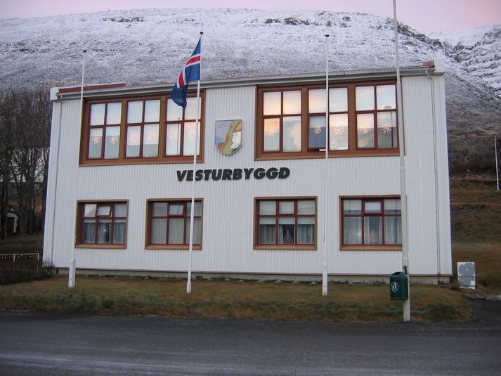 Fáninn blakti við hún við bæjarskrifstofur Vesturbyggðar á Patreksfirði.
