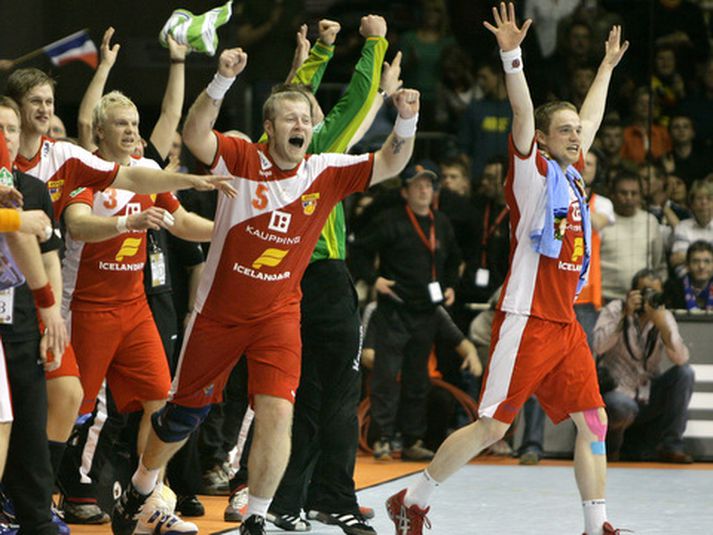 Strákarnir sjást hér fagna síðasta sigri á Frökkum á HM 2007.