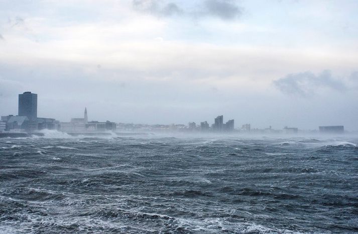 Búast má við suðaustan 15-23 m/s með slyddu eða rigningu, en snjókomu til fjalla, hvassast við S-ströndina. 