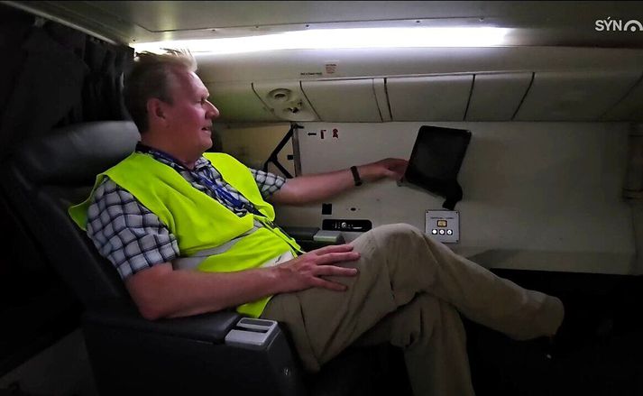 Slakað á í hvíldarrými áhafna uppi í rjáfri Boeing 777-þotu Air Atlanta. Fyrir neðan er farþegarýmið.