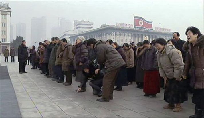 Íbúar Pyongyang votta Kim Jong-Il virðingu sína.
