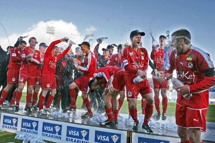 Keflavík vann KR í bikarúrslitum 2006. Jónas Guðni Sævarsson, núverandi leikmaður KR, fagnar sigrinum ásamt Guðmundi Steinarssyni. 