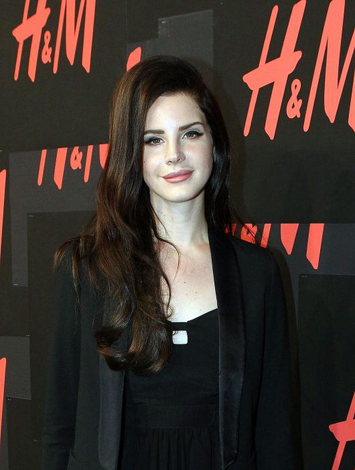 Lana Del Rey varð að aflýsa tónleikum í Rússlandi.