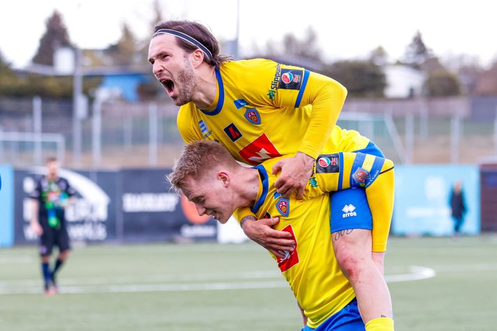 Hallgrímur Mar fagnar með Elfari Árna en sá síðarnefndi skoraði sigurmark leiksins.